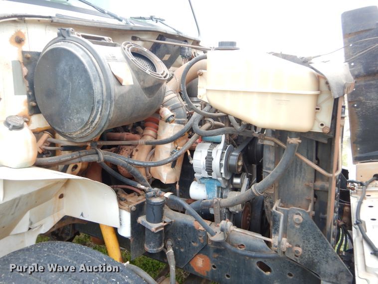 image for item GP9015 2000 International 4900 bucket truck