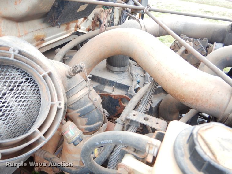 image for item GP9015 2000 International 4900 bucket truck