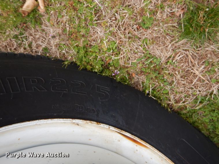 image for item GP9015 2000 International 4900 bucket truck