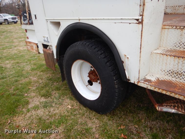 image for item GP9015 2000 International 4900 bucket truck