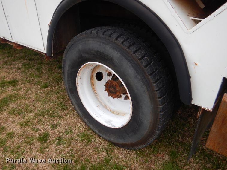 image for item GP9015 2000 International 4900 bucket truck