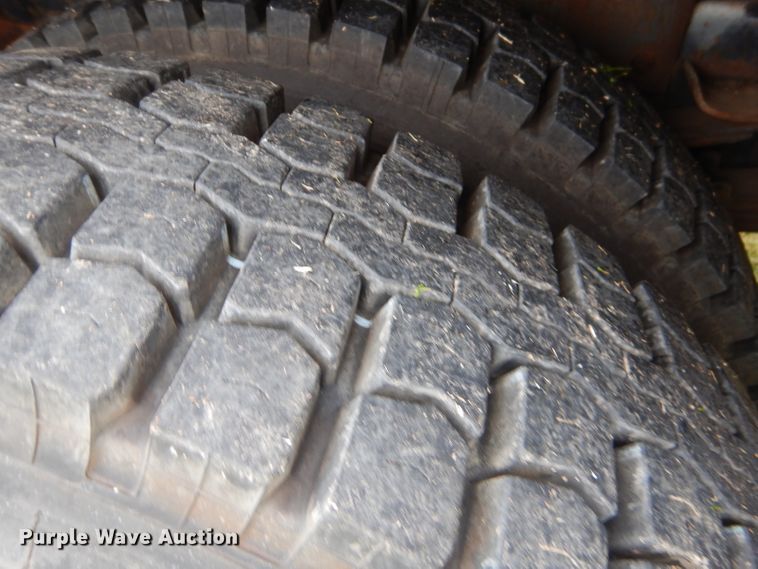 image for item GP9015 2000 International 4900 bucket truck