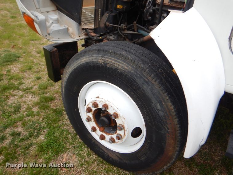 image for item GP9015 2000 International 4900 bucket truck