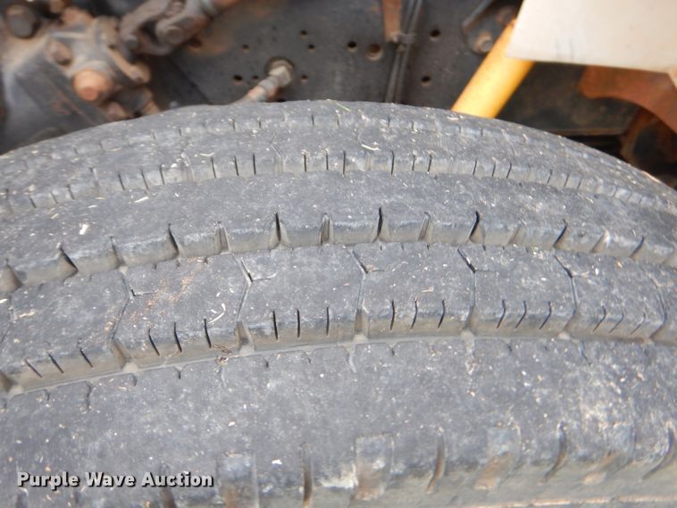 image for item GP9015 2000 International 4900 bucket truck