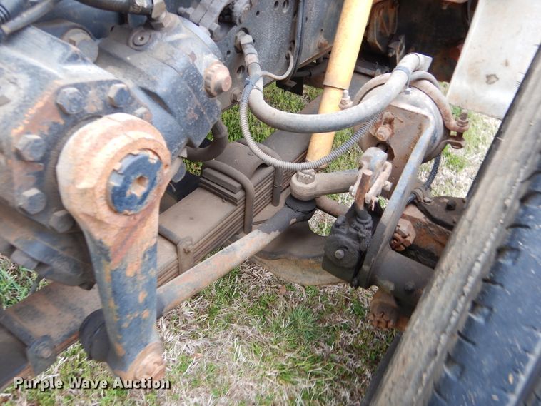 image for item GP9015 2000 International 4900 bucket truck