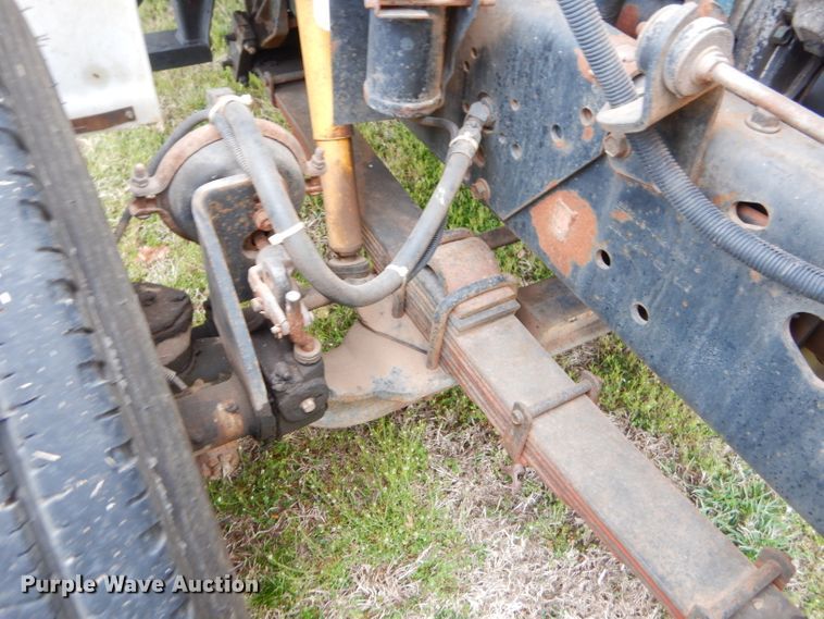 image for item GP9015 2000 International 4900 bucket truck