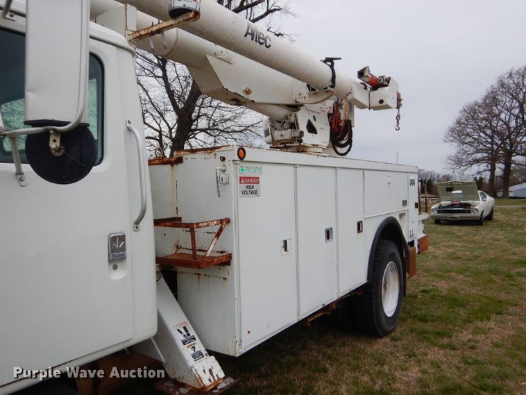 image for item GP9015 2000 International 4900 bucket truck