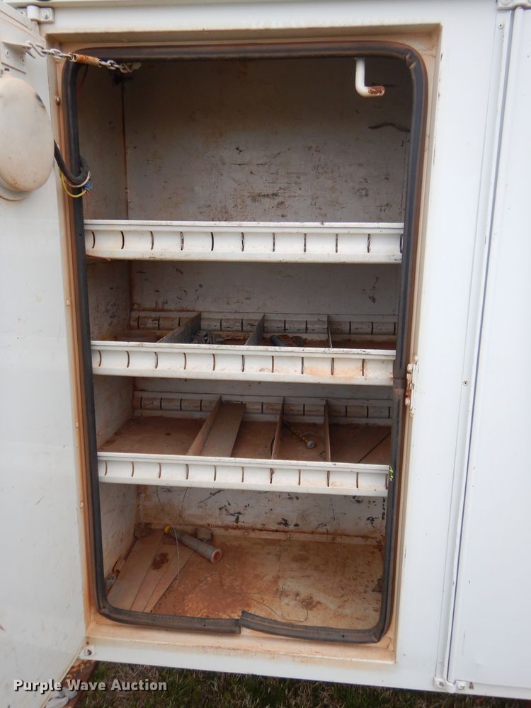 image for item GP9015 2000 International 4900 bucket truck