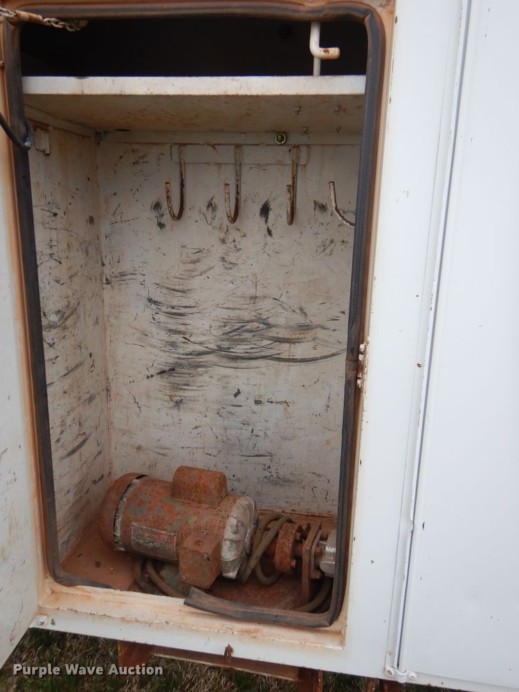 image for item GP9015 2000 International 4900 bucket truck