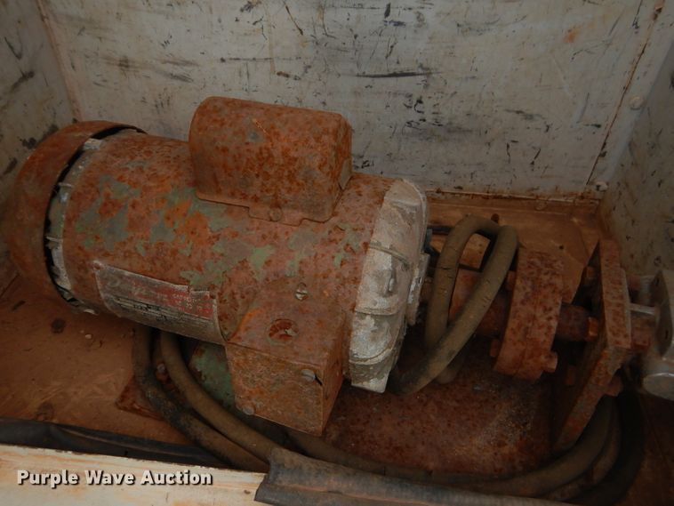 image for item GP9015 2000 International 4900 bucket truck