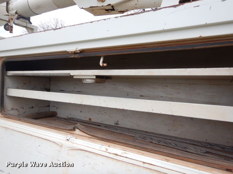 image for item GP9015 2000 International 4900 bucket truck