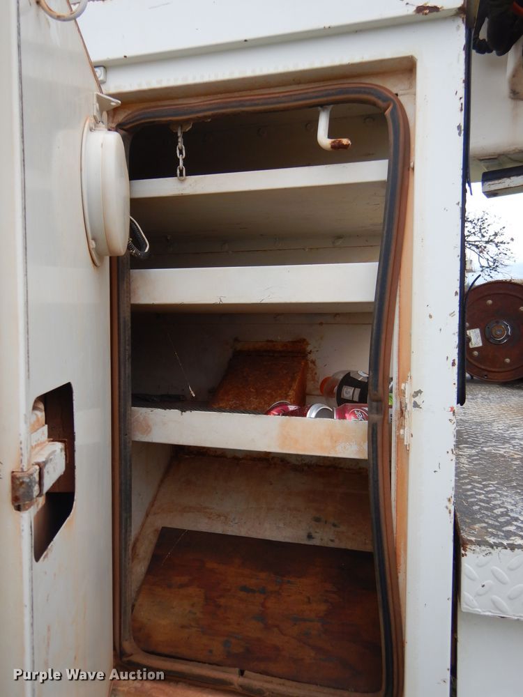 image for item GP9015 2000 International 4900 bucket truck