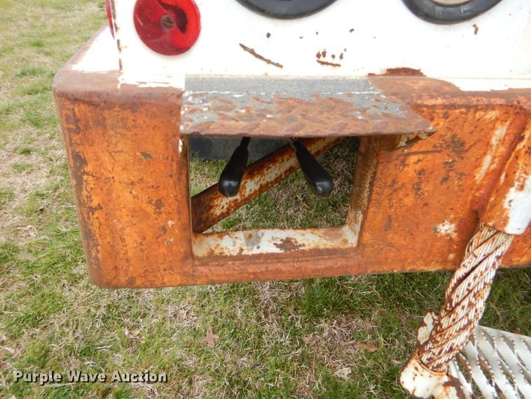 image for item GP9015 2000 International 4900 bucket truck