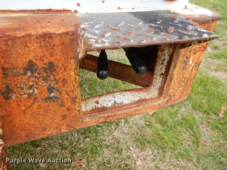 image for item GP9015 2000 International 4900 bucket truck