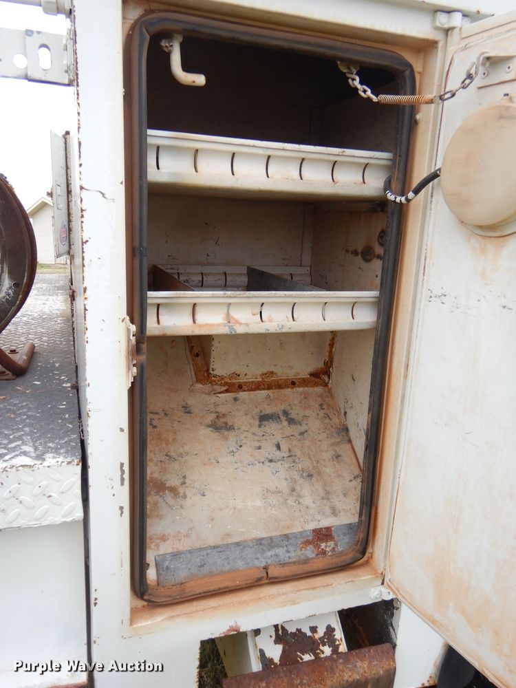 image for item GP9015 2000 International 4900 bucket truck