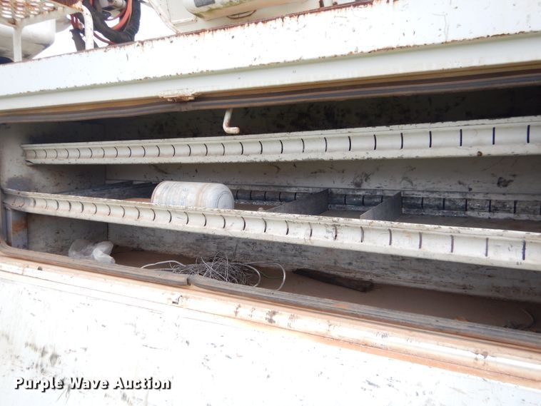 image for item GP9015 2000 International 4900 bucket truck