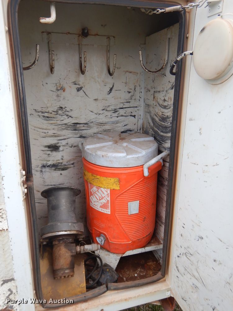 image for item GP9015 2000 International 4900 bucket truck