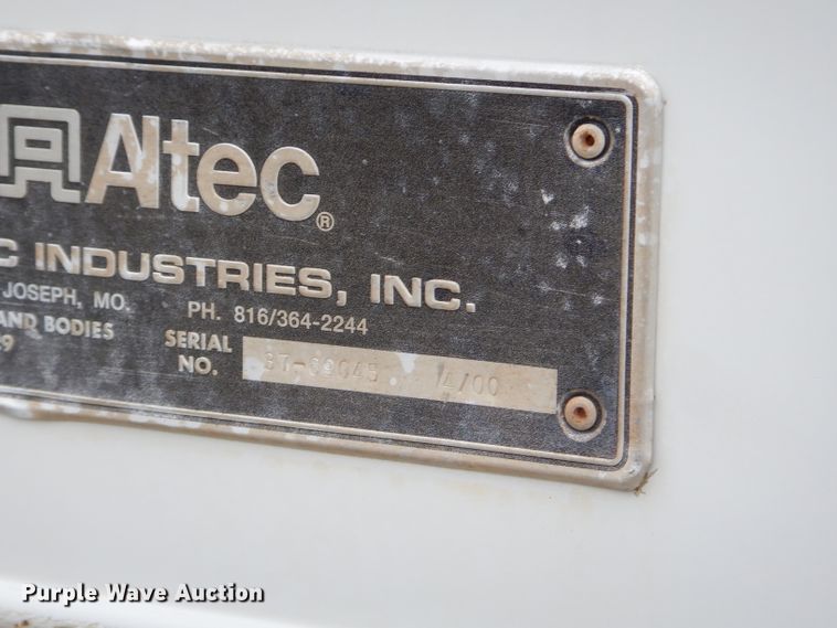 image for item GP9015 2000 International 4900 bucket truck