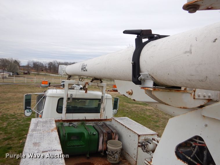 image for item GP9015 2000 International 4900 bucket truck