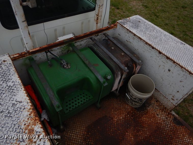 image for item GP9015 2000 International 4900 bucket truck