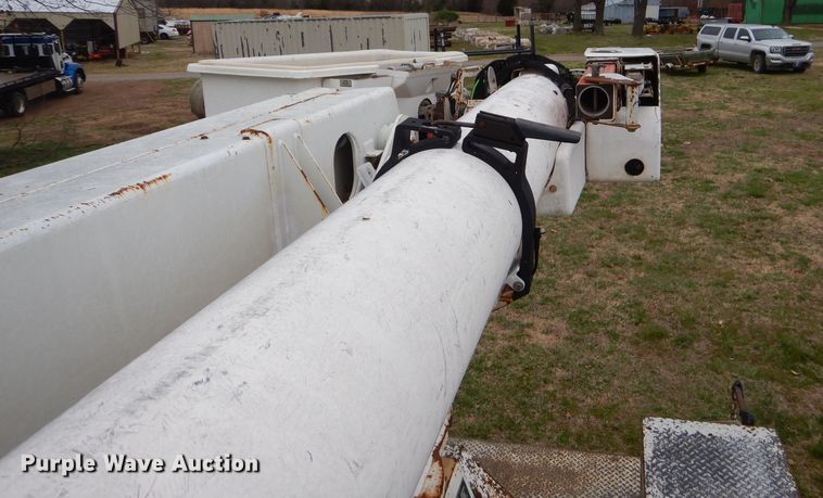 image for item GP9015 2000 International 4900 bucket truck