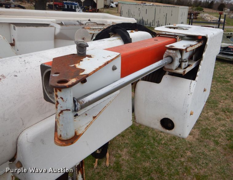 image for item GP9015 2000 International 4900 bucket truck