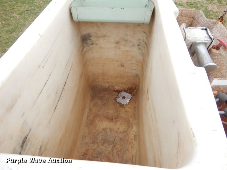 image for item GP9015 2000 International 4900 bucket truck