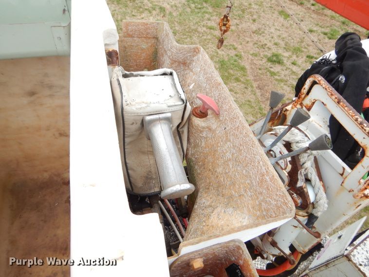 image for item GP9015 2000 International 4900 bucket truck