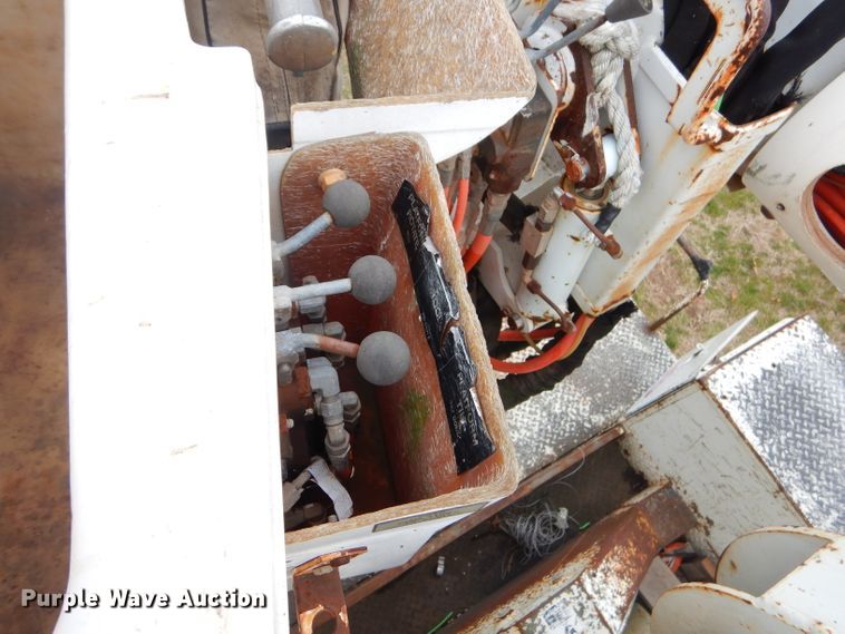 image for item GP9015 2000 International 4900 bucket truck