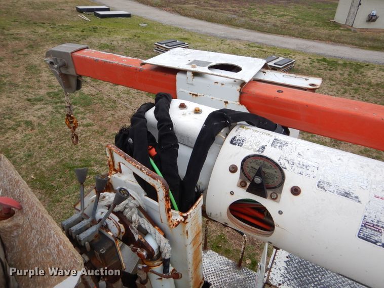 image for item GP9015 2000 International 4900 bucket truck