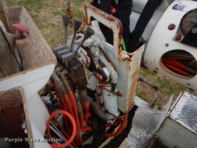 image for item GP9015 2000 International 4900 bucket truck