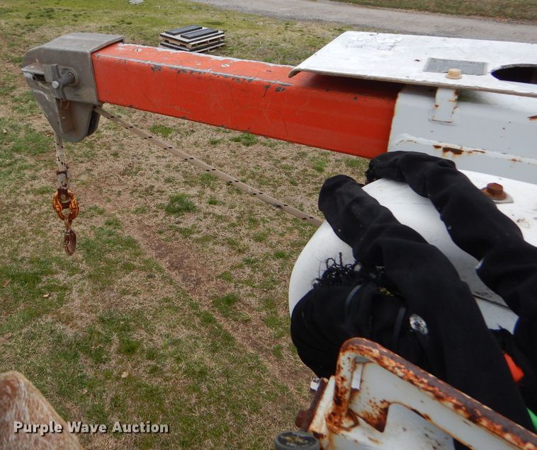 image for item GP9015 2000 International 4900 bucket truck