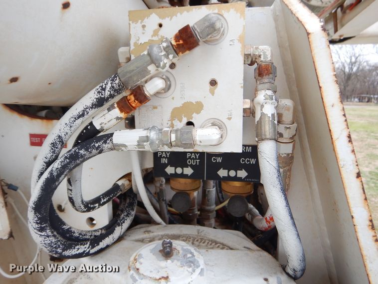 image for item GP9015 2000 International 4900 bucket truck