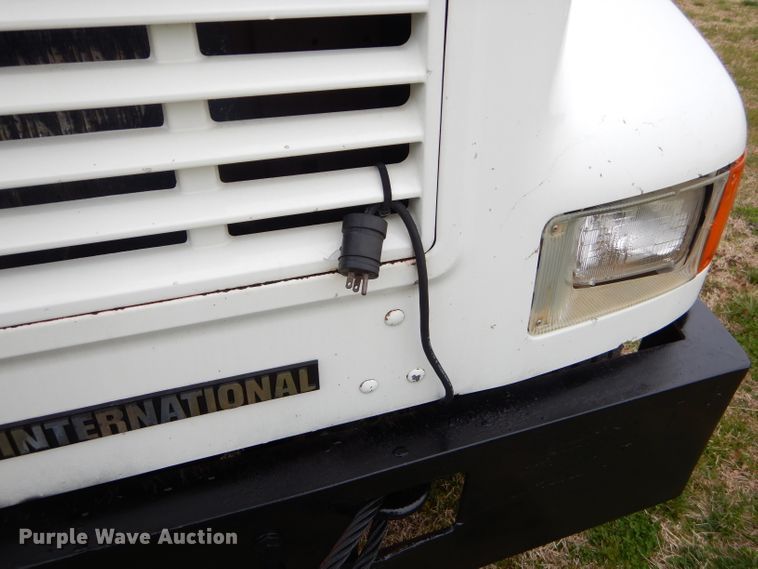 image for item GP9015 2000 International 4900 bucket truck