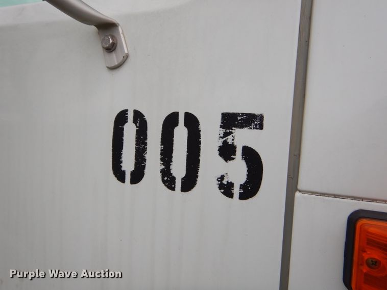 image for item GP9015 2000 International 4900 bucket truck