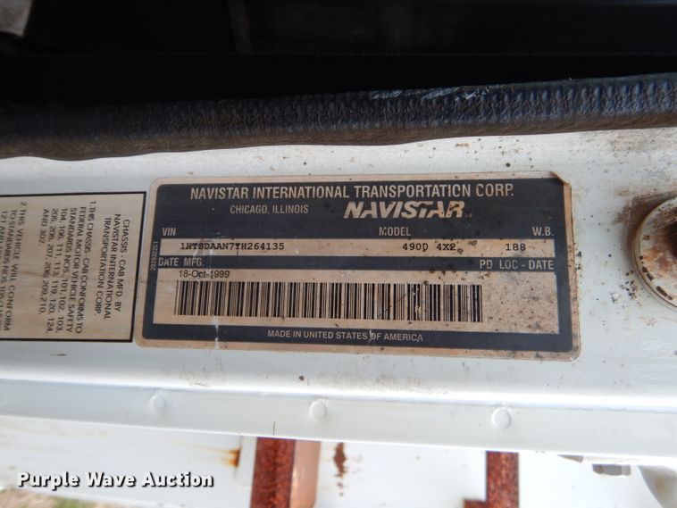 image for item GP9015 2000 International 4900 bucket truck