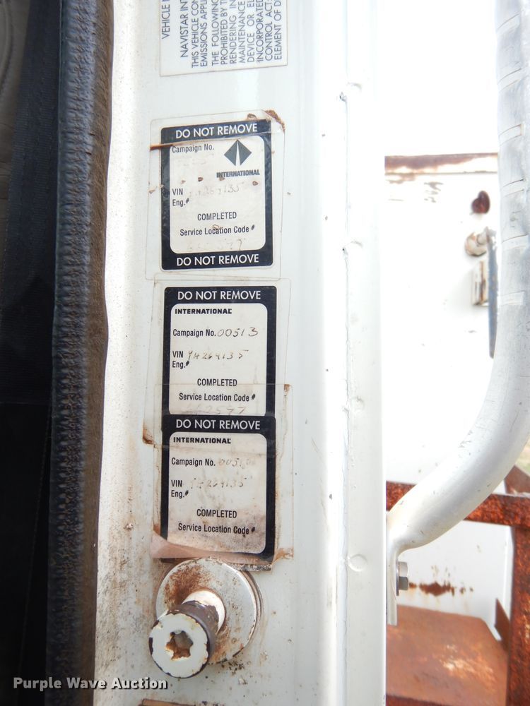 image for item GP9015 2000 International 4900 bucket truck