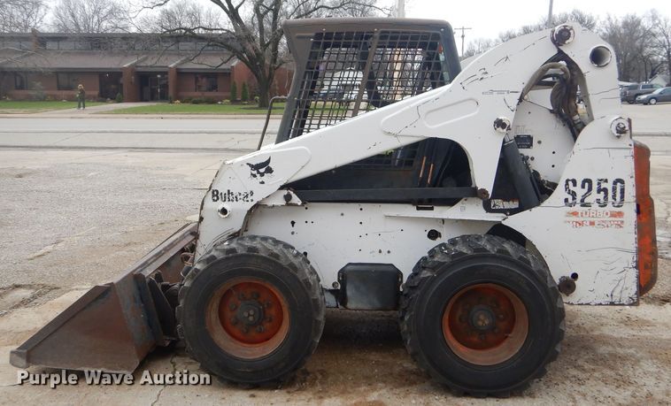 image for item GP9020 2004 Bobcat S250  skid steer loader