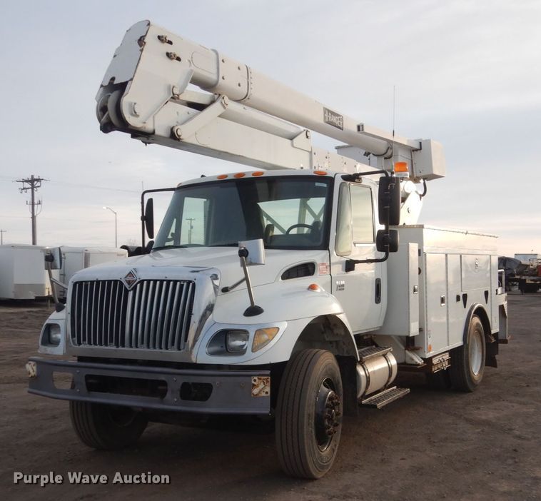 image for item GW9608 2006 International 7400 bucket truck