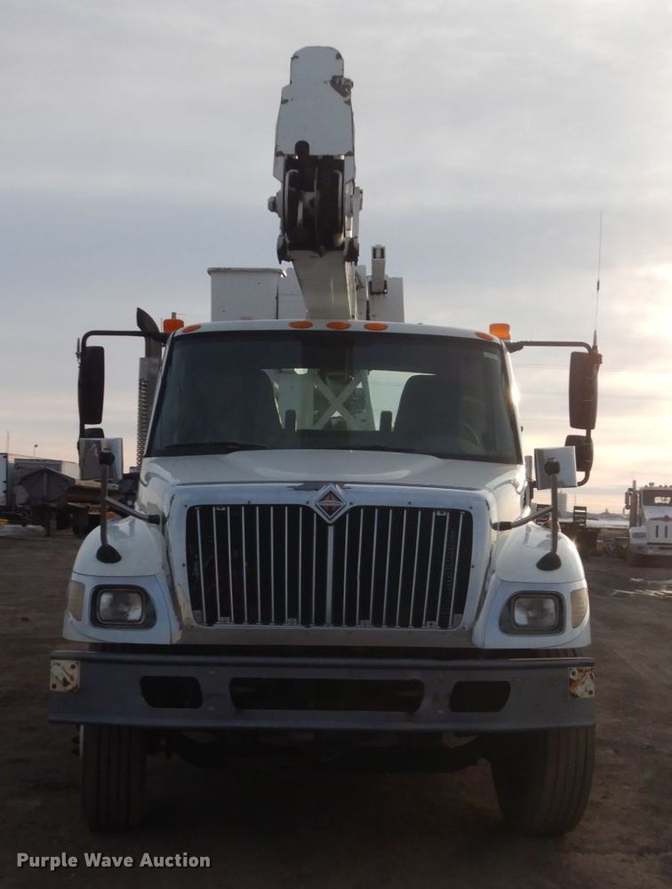 image for item GW9608 2006 International 7400 bucket truck