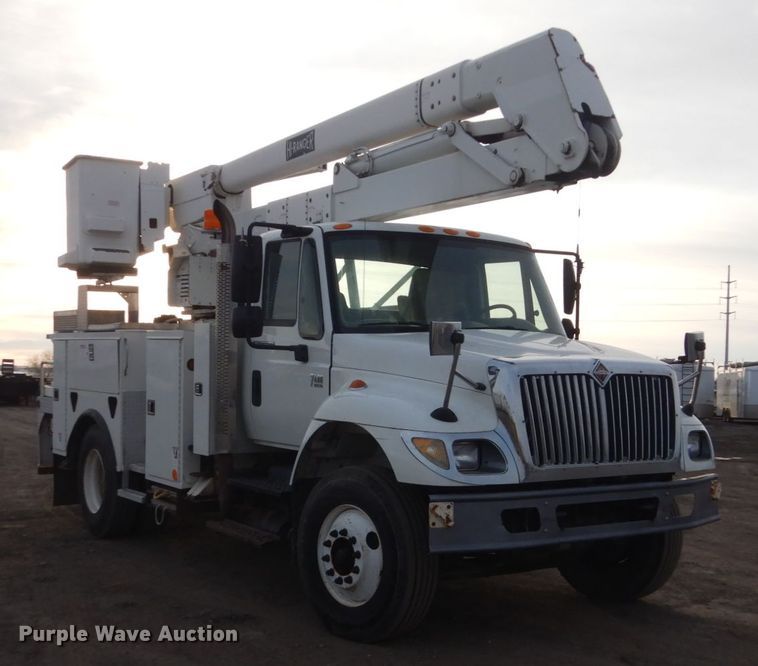 image for item GW9608 2006 International 7400 bucket truck
