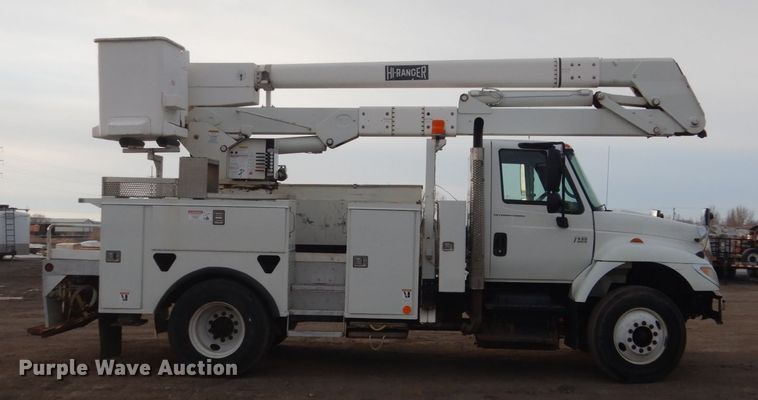 image for item GW9608 2006 International 7400 bucket truck