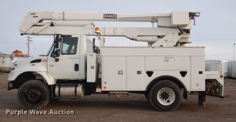 image for item GW9608 2006 International 7400 bucket truck