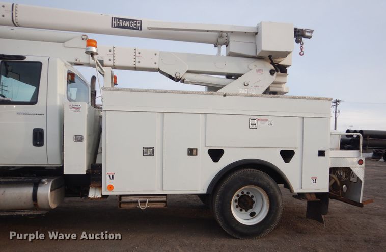image for item GW9608 2006 International 7400 bucket truck