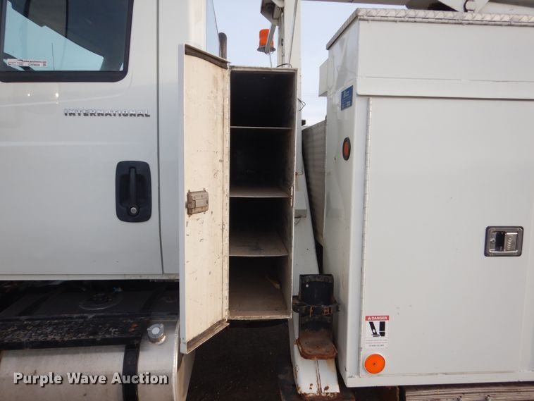 image for item GW9608 2006 International 7400 bucket truck