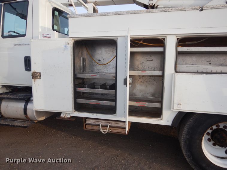 image for item GW9608 2006 International 7400 bucket truck