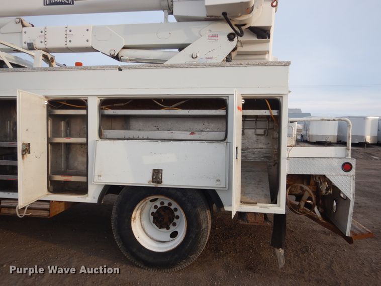 image for item GW9608 2006 International 7400 bucket truck