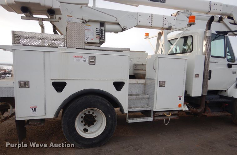 image for item GW9608 2006 International 7400 bucket truck