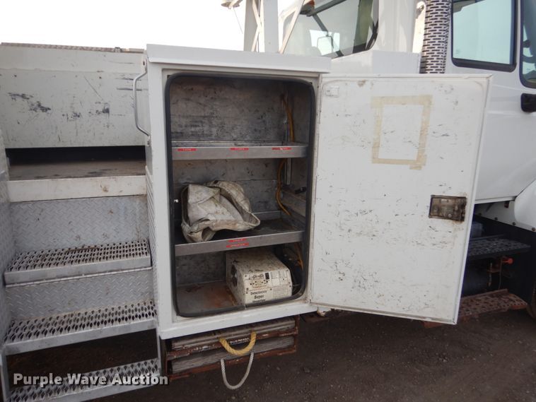 image for item GW9608 2006 International 7400 bucket truck