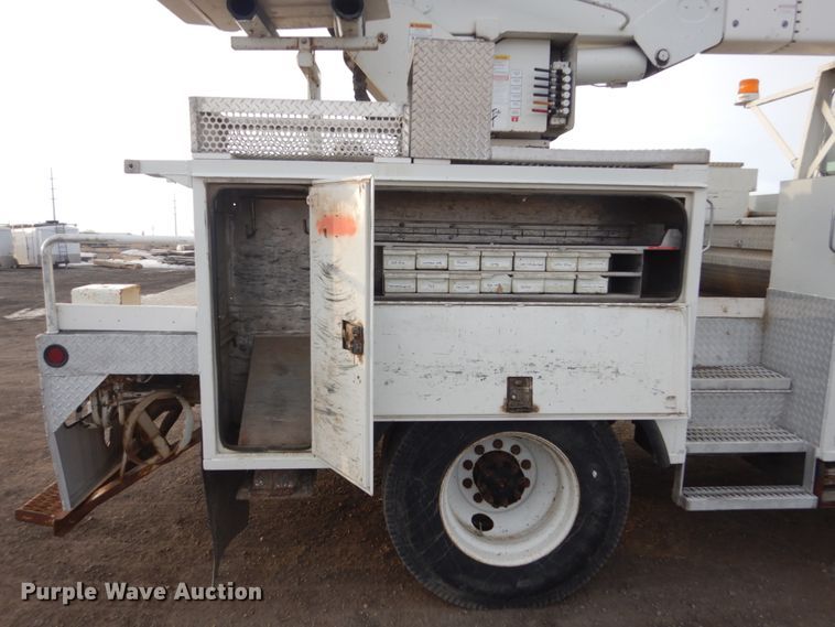image for item GW9608 2006 International 7400 bucket truck